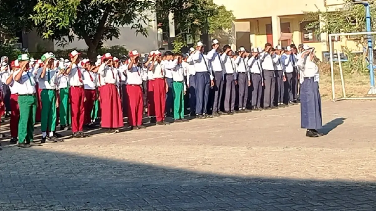 GENERASI HEBAT: Ratusan siswa baru mengikuti upacara pembukaan MPLS dengan khidmat sebagai awal perjalanan menuntut ilmu di SMPN 3 Pacet.