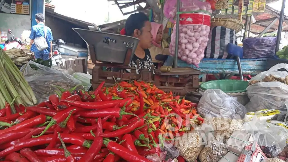 Harga cabai rawit merah naik menjadi Rp 55.150 per kilogram pada 22 Juli 2026. Sejumlah komoditas pangan lain ikut bergerak, sementara beras, gula, dan minyak goreng relatif stabil berdasarkan data PIHPS Bank Indonesia.&nbsp;