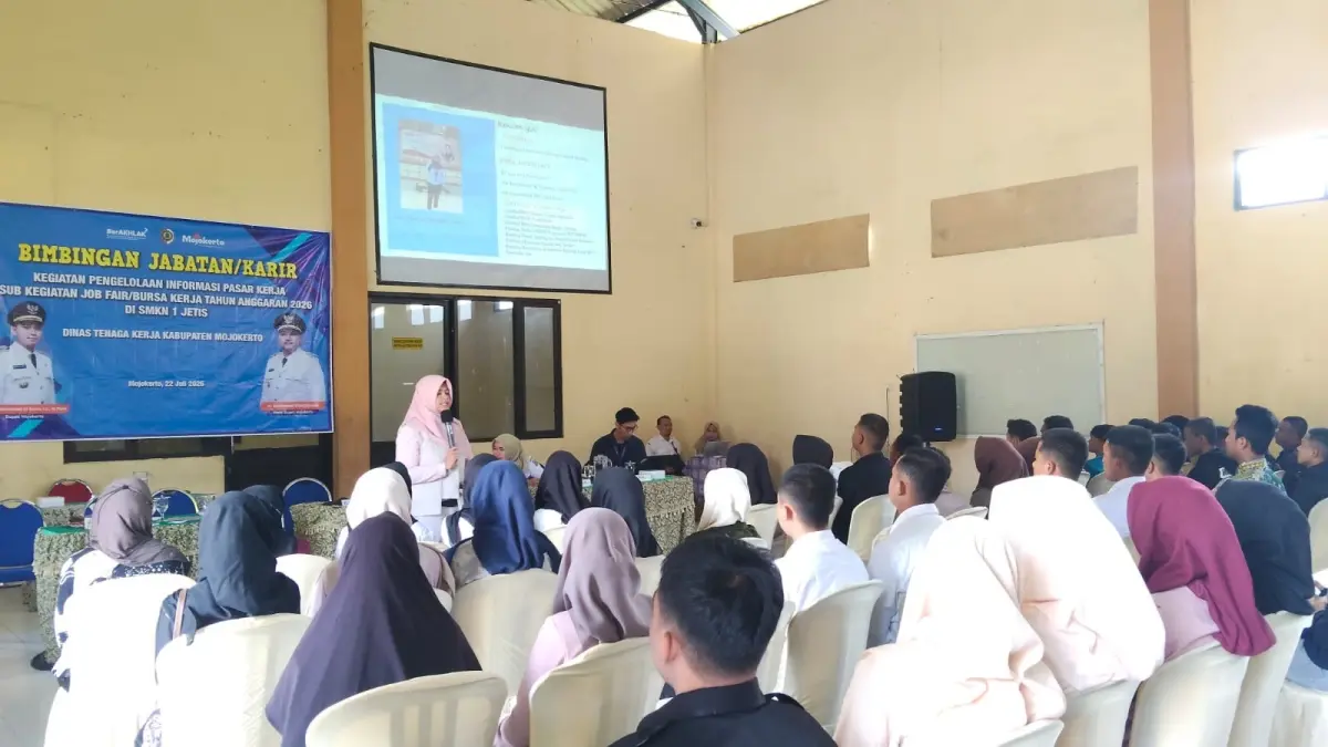 ILMU BARU:&nbsp;Ratusan siswa kelas XII dan alumni dibekali materi tentang tren industri, cara melamar kerja, hingga kesiapan menghadapi dunia kerja, kemarin (22/7). (Indah JPRM)