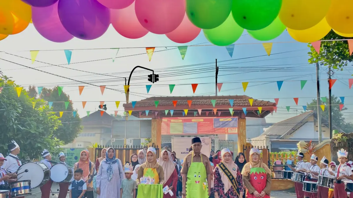 KELUARGA BARU: Kepala SDN Wringinrejo 1 Indah Triwahyu Afriani  bersama Kades dan Bunda PAUD Desa Wringinrejo, Kecamatan Sooko, Kabupaten Mojokerto mendampingi peserta didik baru mengikuti kegiatan MPLS tahun ajaran baru 2026/2027. (Rizal JPRM)
