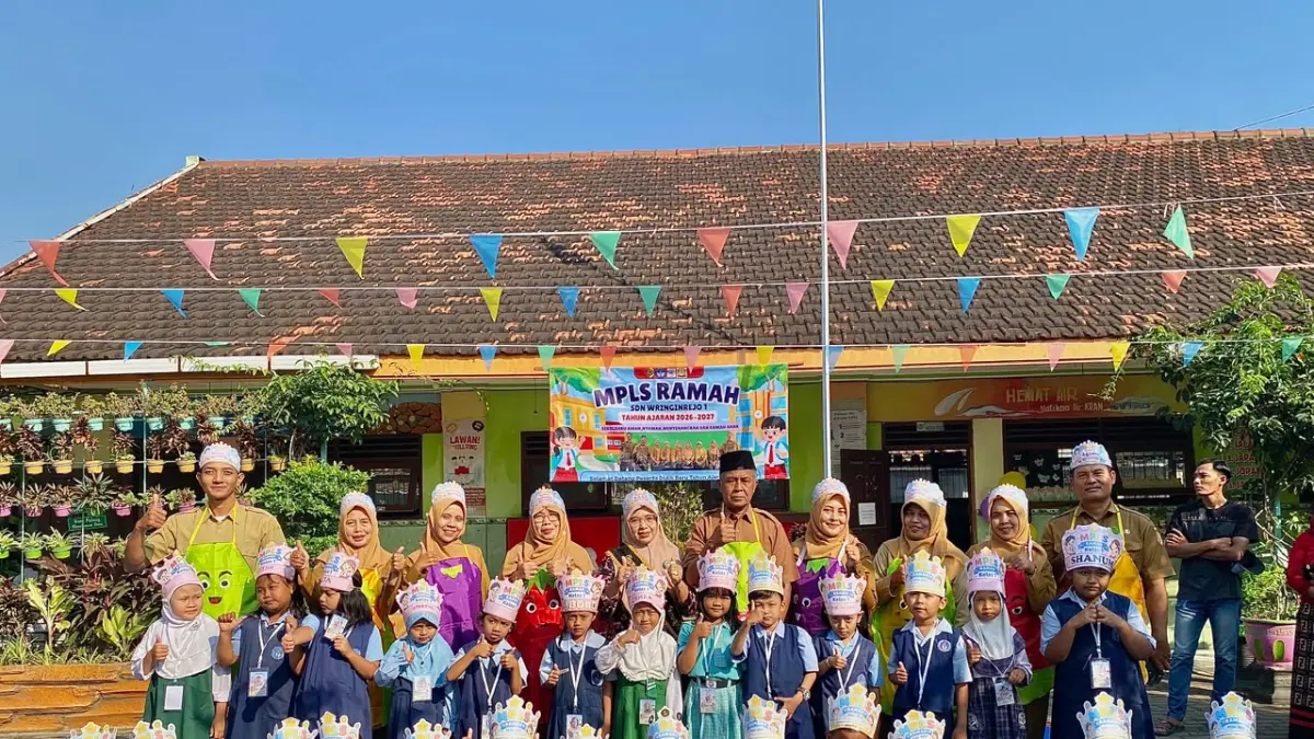 KELUARGA BARU: Kepala SDN Wringinrejo 1 Indah Triwahyu Afriani  bersama Kades dan Bunda PAUD Desa Wringinrejo, Kecamatan Sooko, Kabupaten Mojokerto mendampingi peserta didik baru mengikuti kegiatan MPLS tahun ajaran baru 2026/2027.
