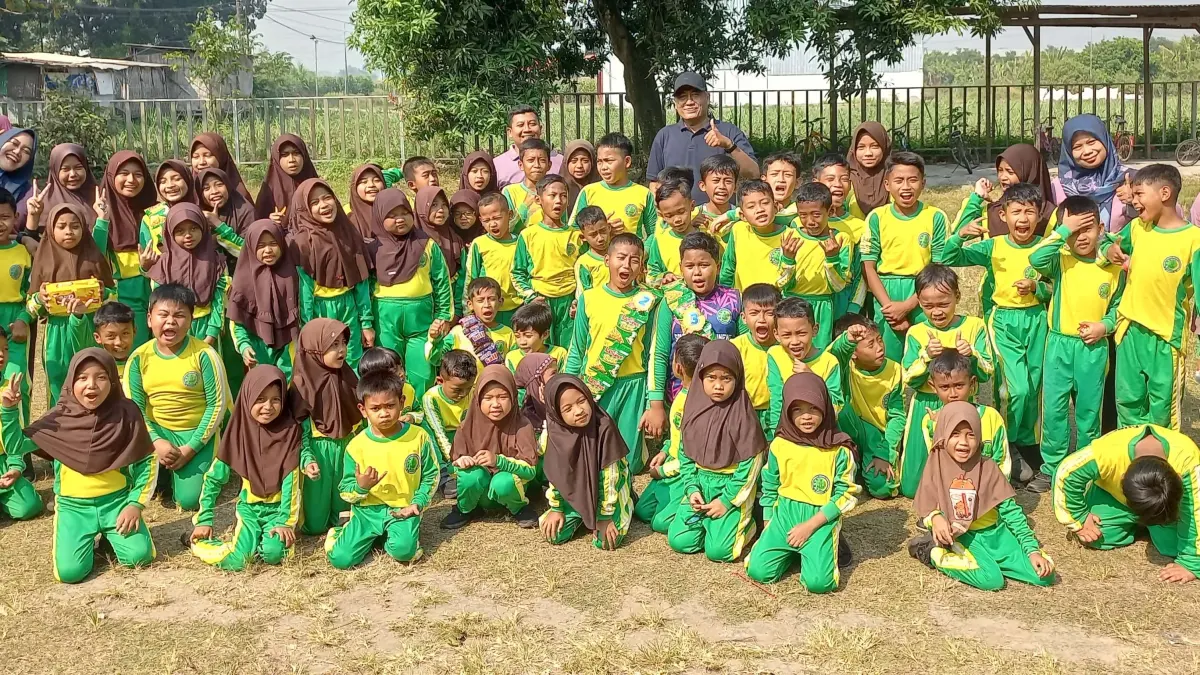 KOMPAK: Para siswa baru bersama jajaran guru SDN Kedunguneng, Kecamatan Bangsal usai menjalani MPLS Ramah 2026.