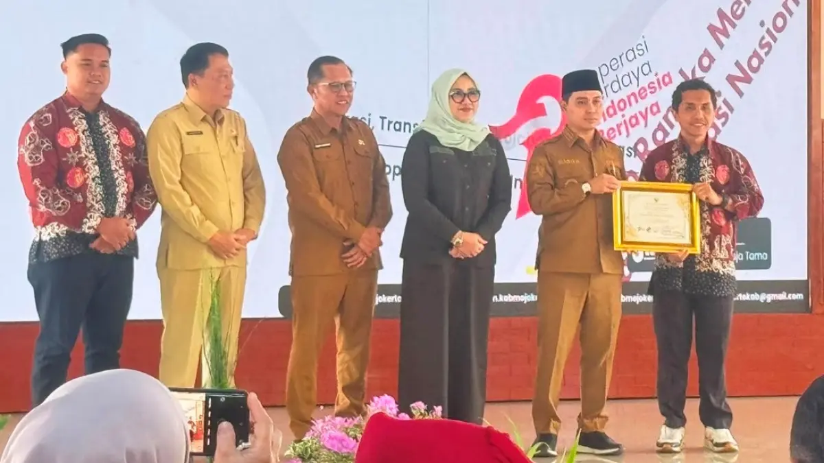 KOLABORASI: Bupati Muhammad Albarraa bersama Ketua DPRD Ayni Zuroh didampingi Sekdakab Teguh Gunarko dan Kepala Diskop UM Abdulloh Muhtar memberi penghargaan kepada koperasi berprestasi saat Seminar Hari Koperasi Nasional ke-79 di Pendapa Graha Majatama, Selasa (21/7). (Dori JPRM)