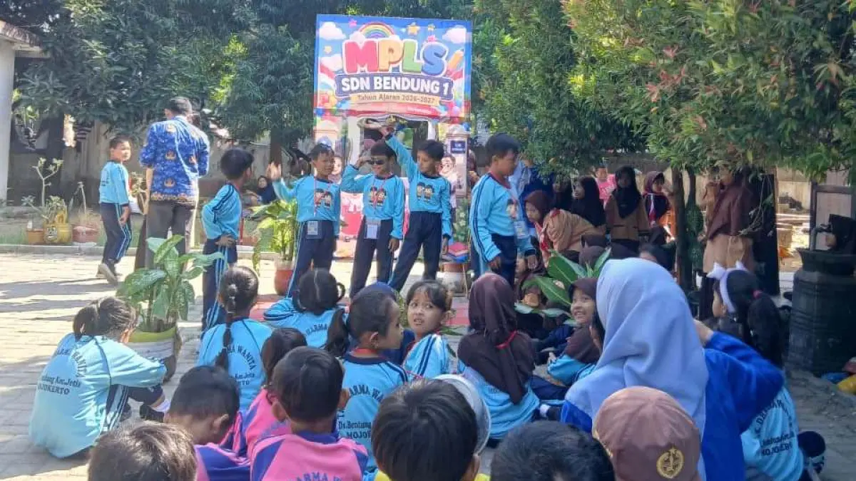 ORIENTASI: Siswa baru SDN Bendung 1, Kecamatan Jetis mengikuti kegiatan MPLS Ramah 2026.