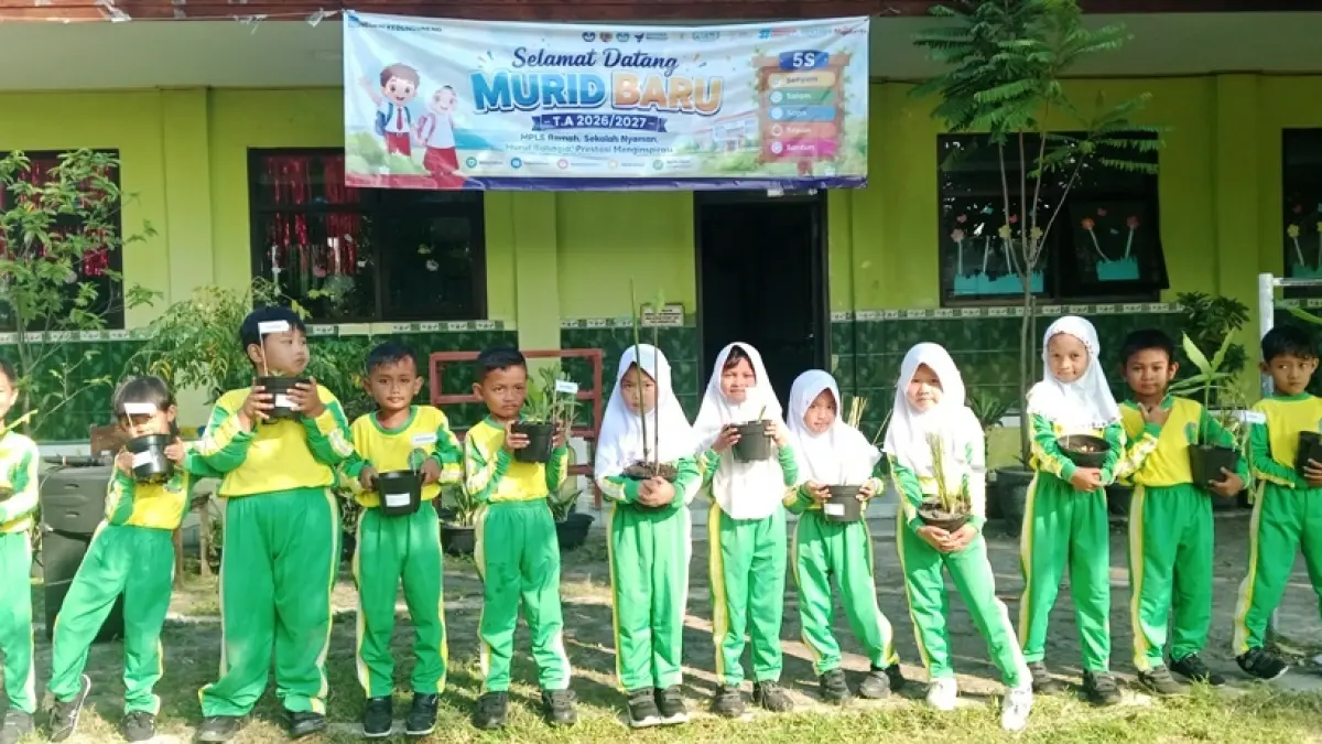 PARTISIPATIF: Para siswa baru SDN Kedunguneng, Kecamatan Bangsal diajak praktik menanam TOGA.