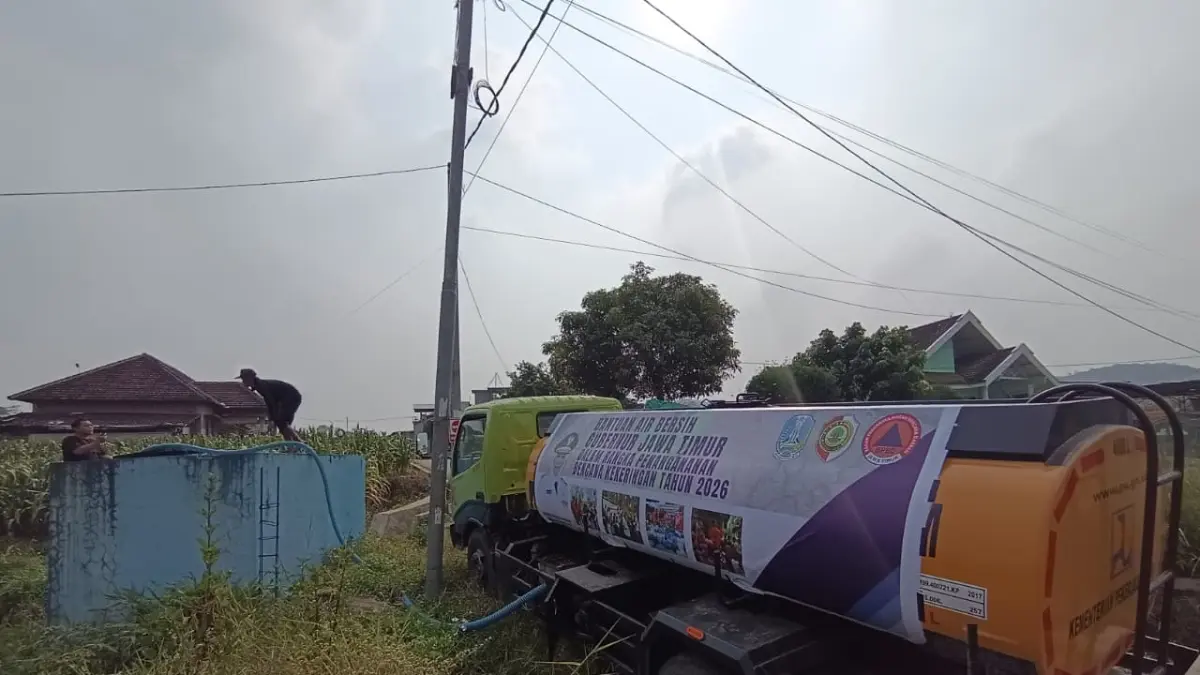 PERDANA: Bantuan air bersih disalurkan ke tandon di Dusun Bantal, Desa Duyung, Kecamatan Trawas, Kabupaten Mojokerto, kemarin (22/7). (Rizal JPRM)