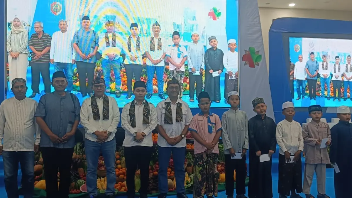 SOSIAL: Bupati Mojokerto Muhammad Albarraa memberikan bingkisan bagi warga yang tinggal di sekitar RSUD Prof dr Soekandar.