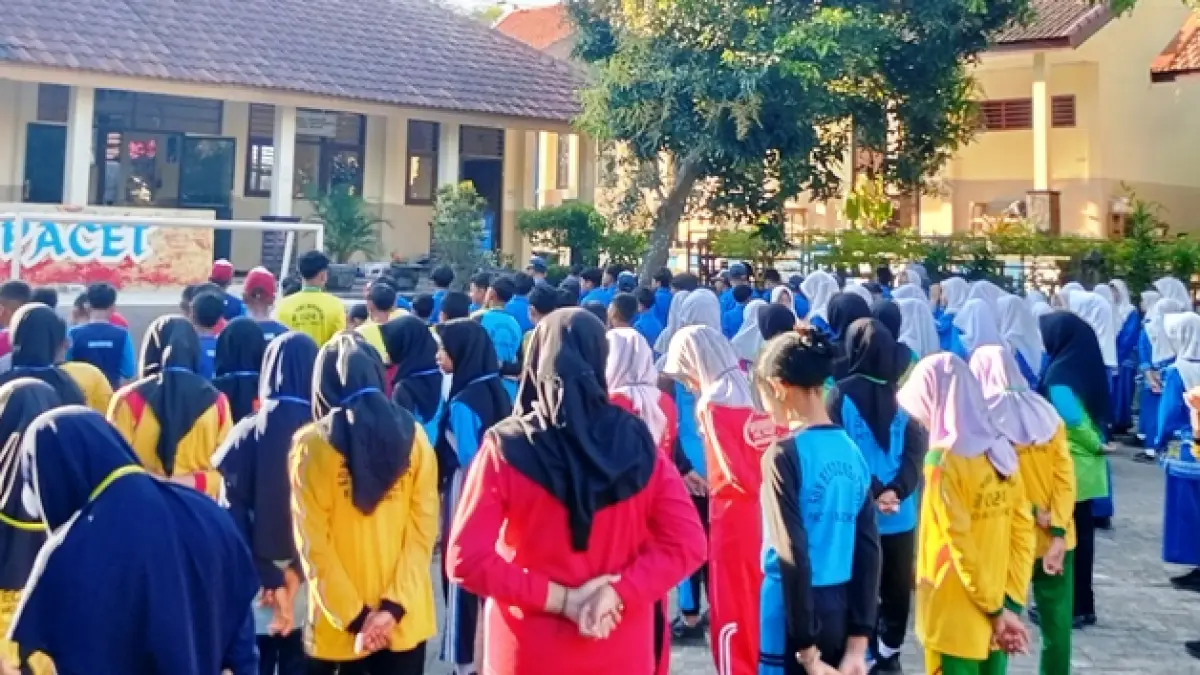 TAMBAH SEMANGAT: Ratusan siswa baru mengikuti kegiatan ice breaking ekstrakurikuler yang menjadi rangkaian MPLS Ramah 2026. 