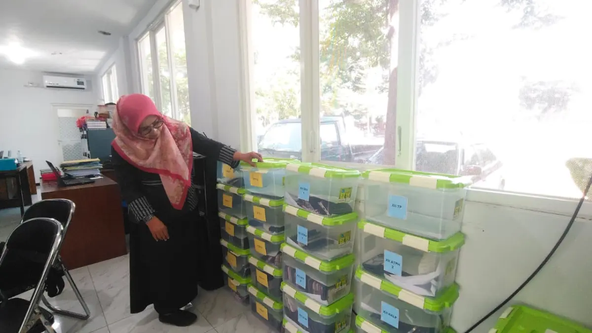 AMAN DAN TERBATAS: Kepala SMKN 1 Trowulan Masruroh menunjukkan loker penyimpanan gawai siswa per kelas yang disediakan sekolah. 