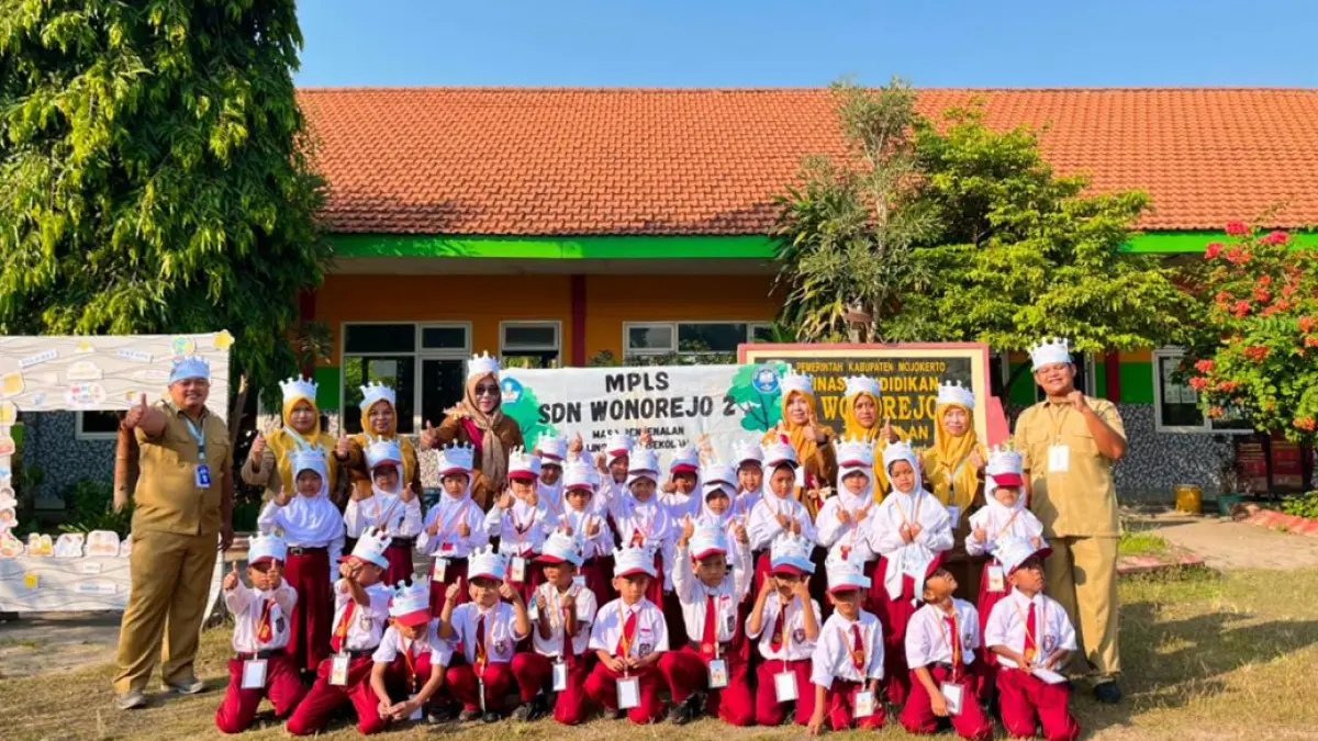 CERIA: Siswa baru SDN Wonorejo 2 bersama Bunda PAUD dan guru yang membimbing pelaksanaan MPLS tahun ajaran 2026/2027.