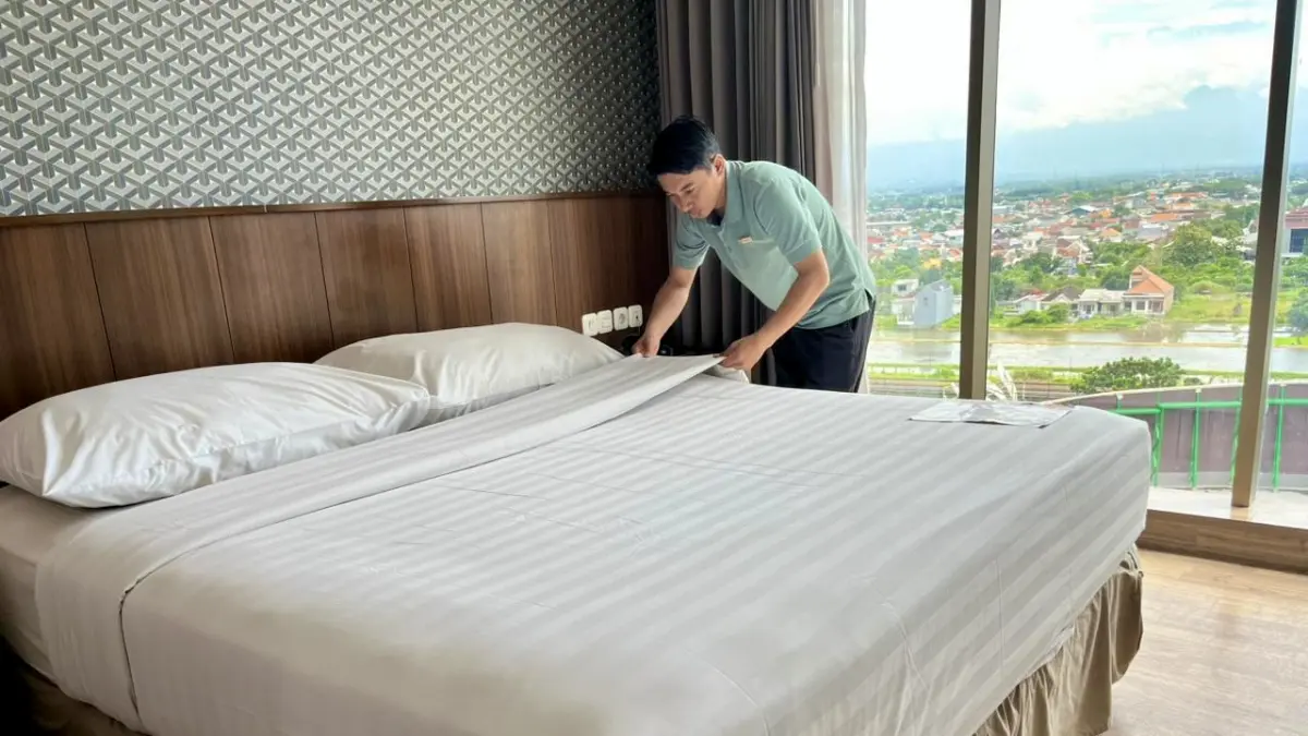 DAMPAK EKONOMI:&nbsp;Pegawai Sunrise Hotel Mojokerto mempersiapkan kamar menyambut kedatangan para tamu. Selama Muktamar ke-35 NU di PPBU Tambakberas, Jombang pada Agustus mendatang, okupansi hotel di Mojokerto turut mengalami kenaikan. (Dodik JPRM)