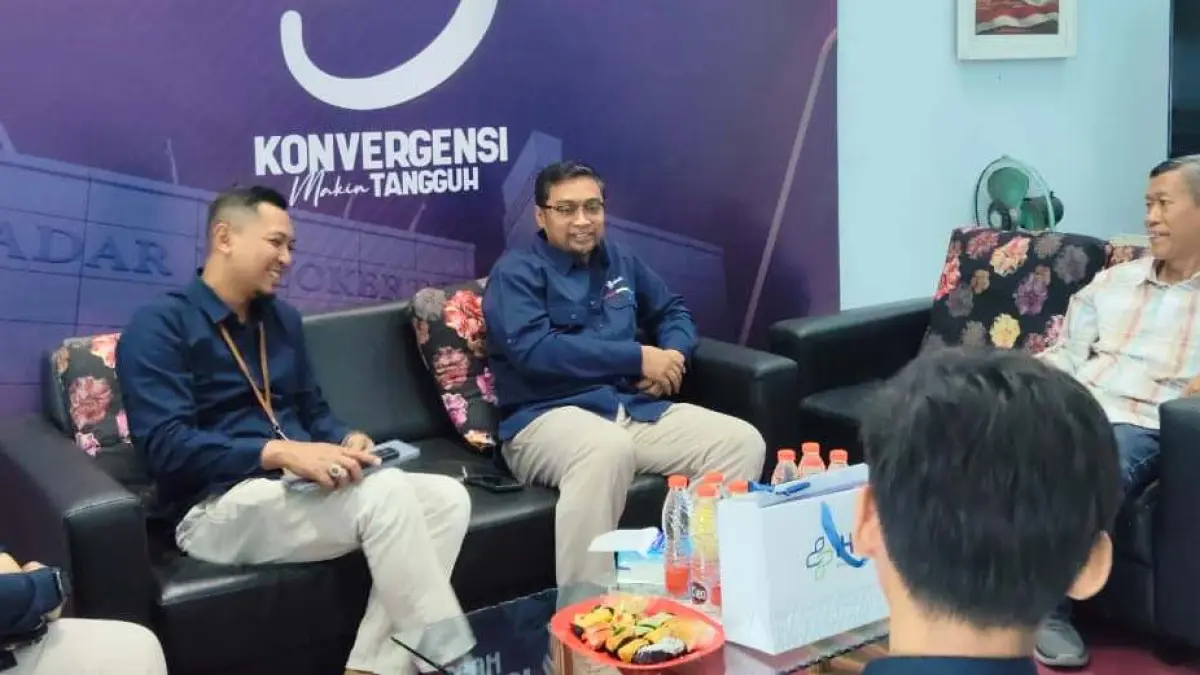 GAYENG: Corporate Secretary IHC PT Nusantara Medika Utama dr Abdi Agus Youandi bersama tim berdiskusi dengan Direktur Jawa Pos Radar Mojokerto M. Nur Kholis di Aula Darmo kantor Jawa Pos Radar Mojokerto, kemarin (23/7). (Indah JPRM)