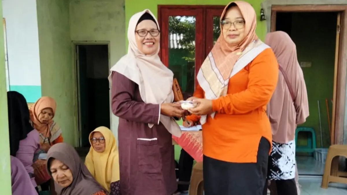 KESEHATAN: Kader Posyandu Desa Kemantren membagikan makanan tambahan hasil program ketahanan P2L untuk pemenuhan gizi warga.