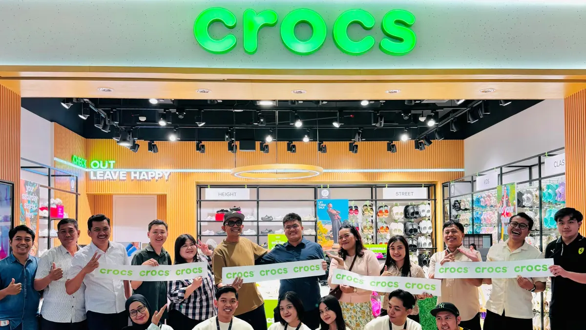 KOLABORASI: Jajaran manajemen dan direksi Sunrise Mall Mojokerto bersama perwakilan Crocs.