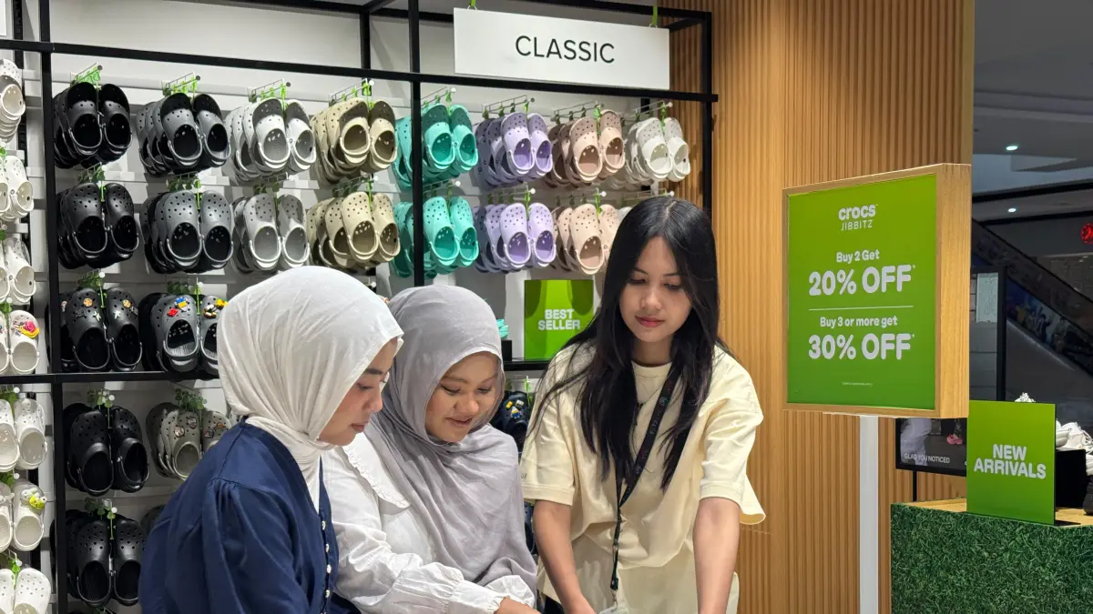 KOLABORASI: Jajaran manajemen dan direksi Sunrise Mall Mojokerto bersama perwakilan Crocs.