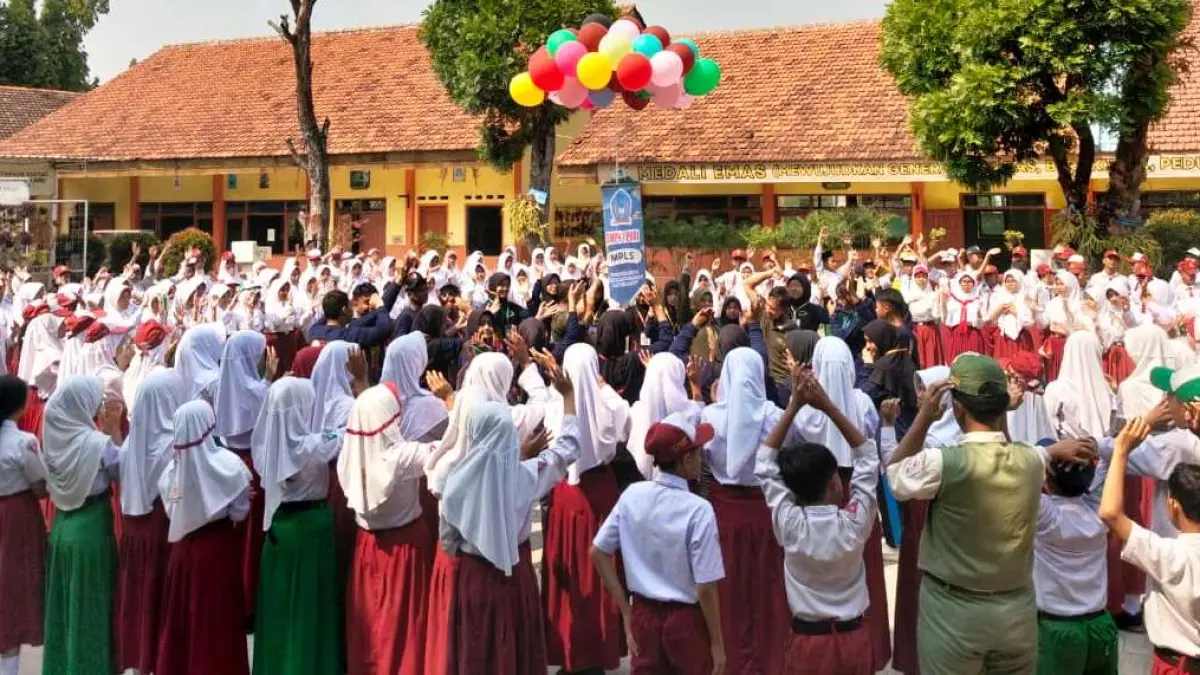 LANGKAH AWAL: Suasana penuh semangat mewarnai hari pertama MPLS SMPN 1 Puri, Senin (13/7).