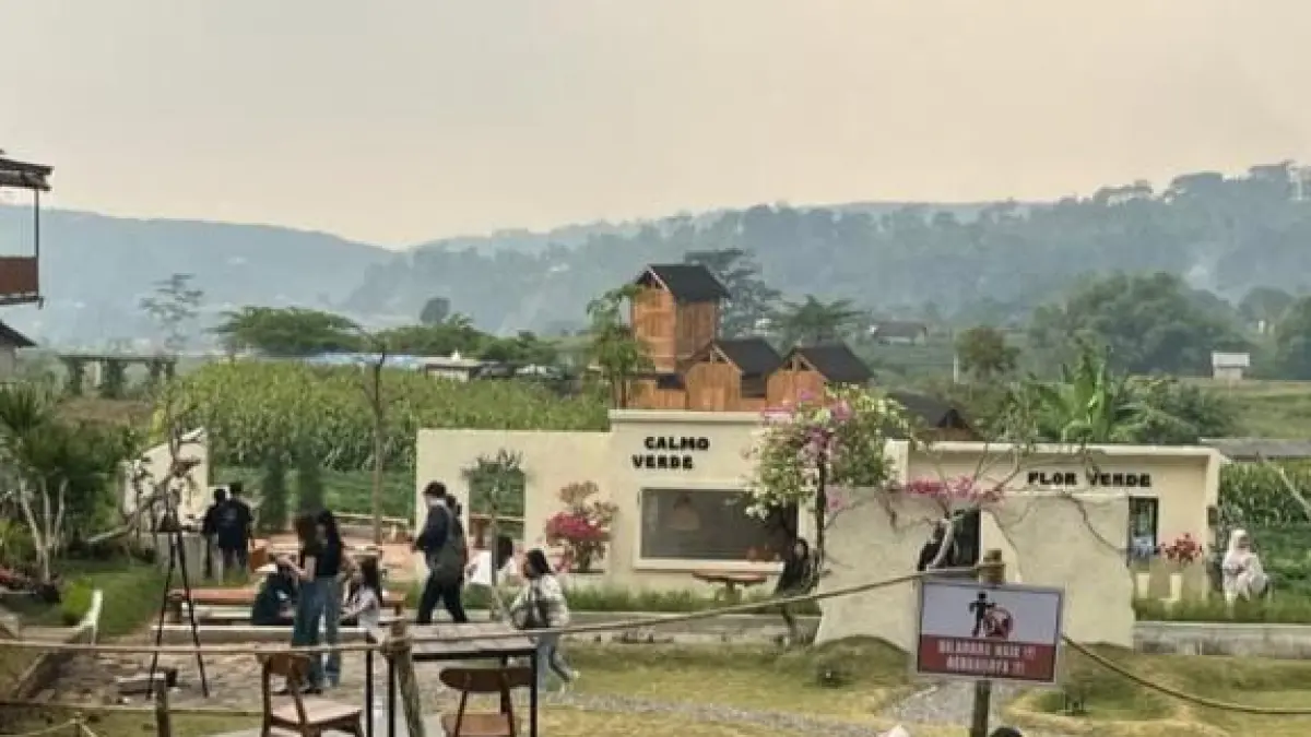 Menikmati hamparan rumput hijau berlatar Gunung Welirang dan Penanggungan di La Verde Trawas.