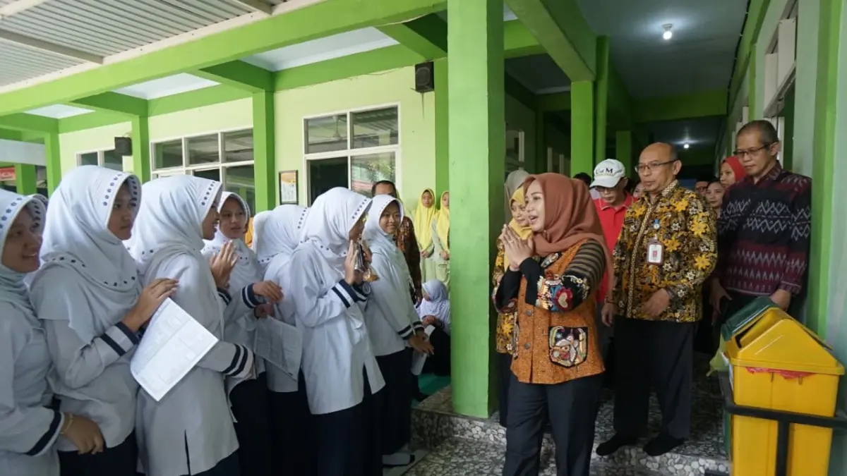 MONITORING:&nbsp;Wali Kota Mojokerto Ika Puspitasari menyapa siswa SMP dan SMA Darul Quran, Lingkungan Bancang, Kelurahan Wates, Kecamatan Magersari, usai meninjau cek kesehatan gratis, kemarin (23/7). (Farisma JPRM)