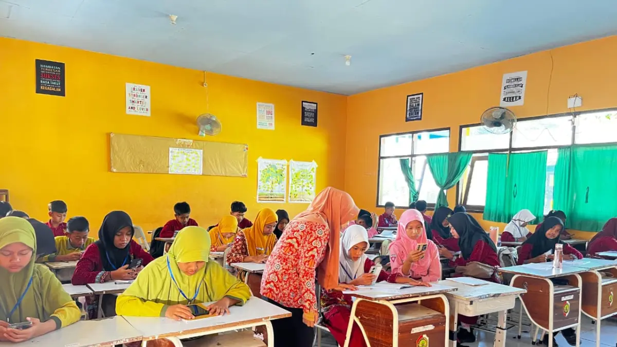 POTENSI AWAL: Peserta didik baru SMPN 2 Dawarblandong mengikuti asesmen literasi dan numerasi secara digital.