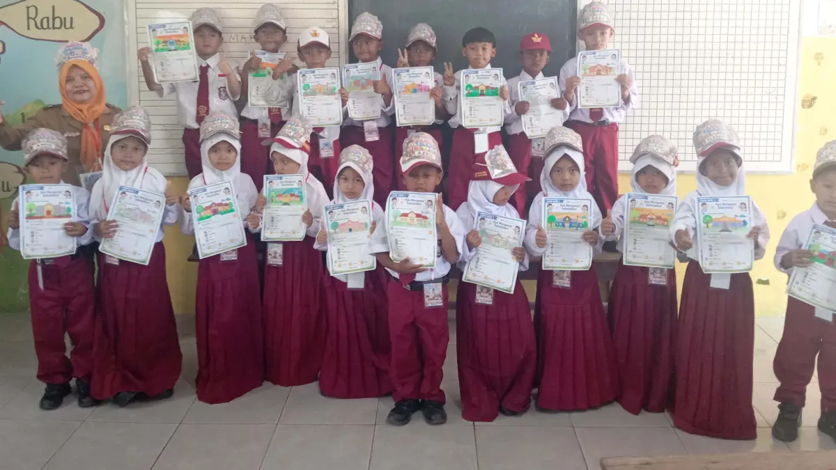 RIANG GEMBIRA: Para siswa baru SDN Gebangmalang 1, Kecamatan Mojoanyar, menjalani MPLS Ramah 2026 dengan riang gembira.