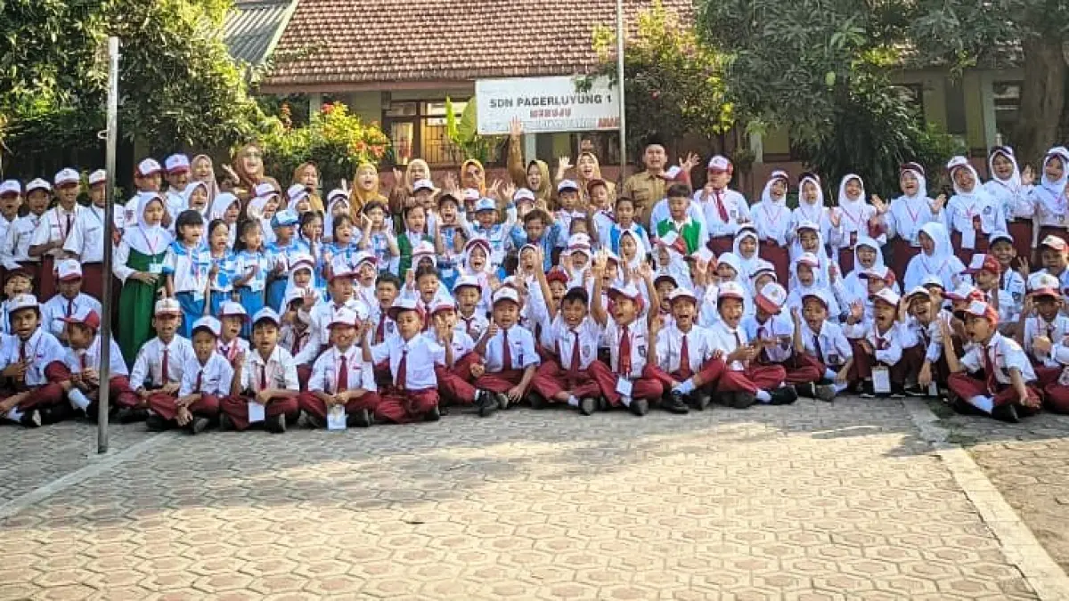 SEMANGAT BARU: Para siswa baru disambut jajaran guru SDN Pagerluyung 1, Kecamatan Gedeg saat menjalani MPLS Ramah 2026.