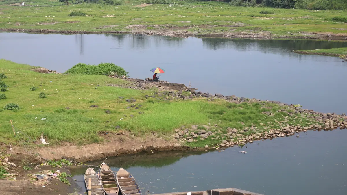Seorang warga memancing di tengah Sungai Brantas yang airnya mulai menyusut di kawasan Rolak Songo, Desa Lengkong, Kecamatan Mojoanyar, kemarin (23/7). (Sofan Kurniawan/JPRM)