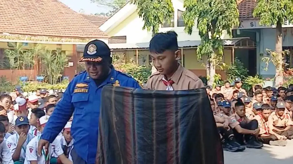 SIMULASI: Petugas BPBD Kabupaten Mojokerto memberikan materi praktik penanganan awal bencana kebakaran kepada peserta didik baru SMPN 1 Puri.