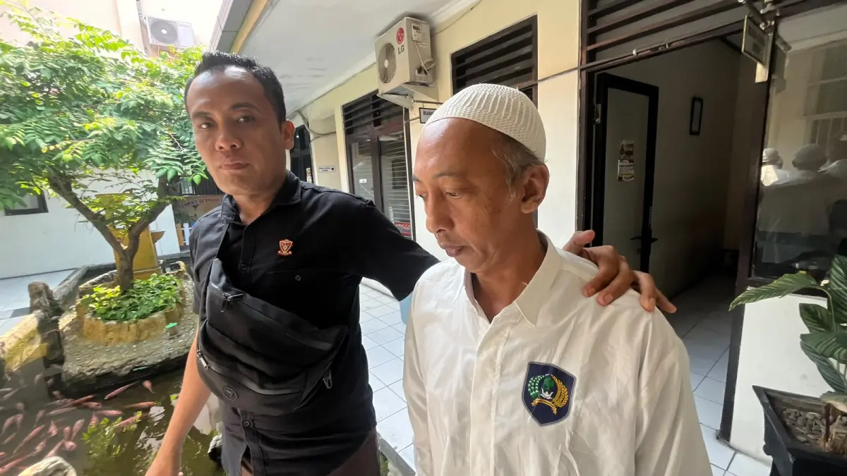 TERANCAM HUKUMAN BERAT: Terdakwa rudapaksa anak tiri, EM, dikawal petugas kejaksaan usai menjalani persidangan di Pengadilan Negeri Mojokerto, Senin (20/7) lalu. (Farisma JPRM)