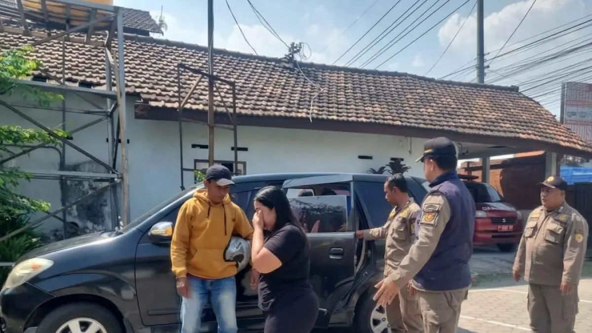 DITINDAKLANJUTI: Satpol PP Kabupaten Mojokerto menjaring lima pekerja prostitusi, tiga di antaranya positif HIV/AIDS, pada Sabtu (18/7) lalu. Dinkes Kabupaten Mojokerto bakal melacak jejak kontak ke keluarga tiga pekerja seks komersil yang terjaring. (Dori JPRM)