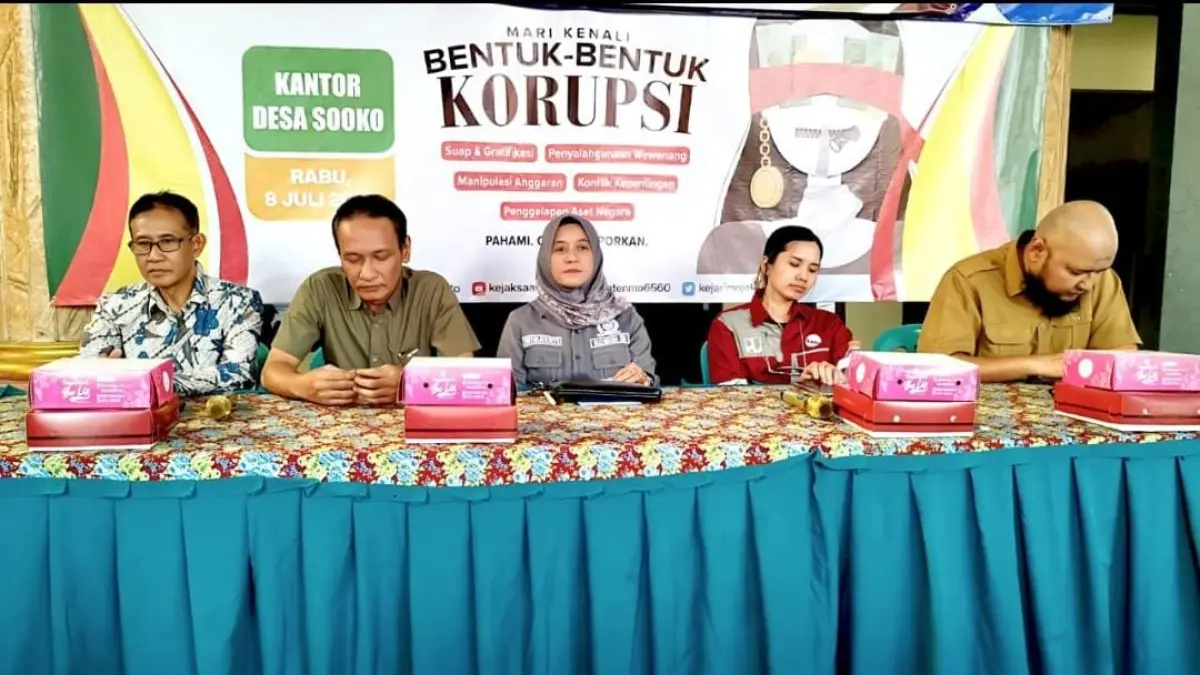 BERI ARAHAN: Kepala Desa Sooko Heppy Iswahyudi menyosialisasikan pengelolaan saluran air kepada masyarakat, Rabu (22/7).