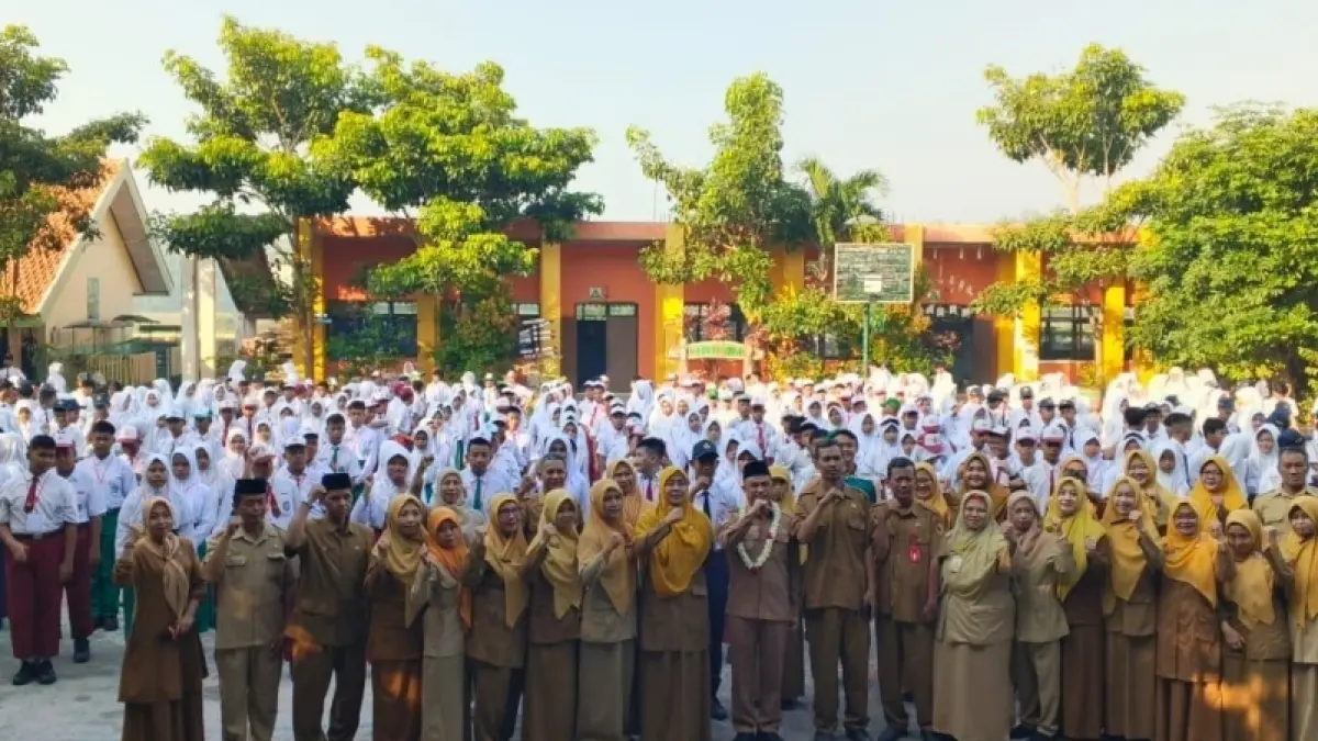 BERKARAKTER: Siswa baru SMPN 2 Sooko saat mengikuti upacara pembukaan MPLS Ramah 2026, Senin (13/7) lalu.