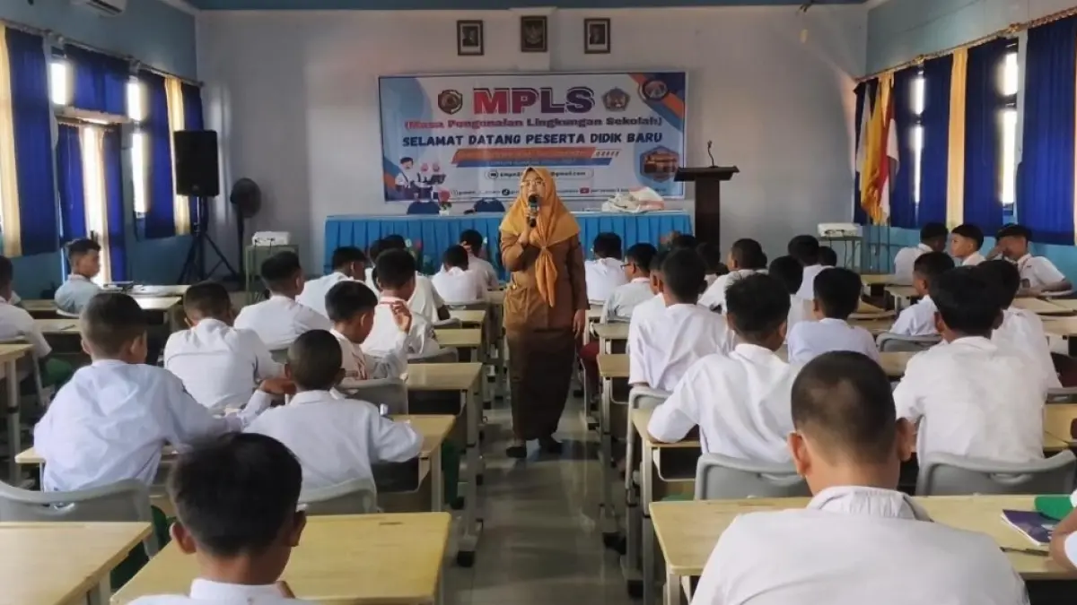 BERKARAKTER: Siswa baru SMPN 2 Sooko saat mengikuti upacara pembukaan MPLS Ramah 2026, Senin (13/7) lalu. 