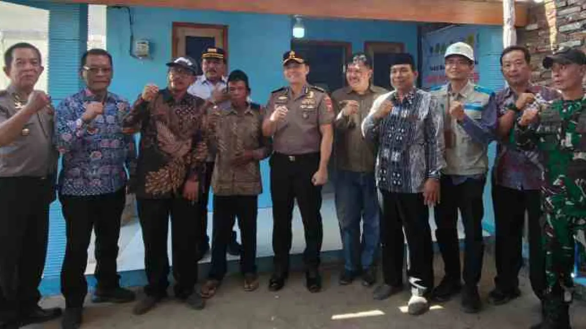  Manajer UP3 Mojokerto, Firman Raharja serahkan bantuan listrik gratis kepada Mbah Sono penerima manfaat yang berasal dari Ds Sugihwaras, Kec. Bagor, Kab Nganjuk. Kegiatan ini turut dihadiri oleh Bupati Nganjuk, Dr. Drs. Marhaen Djumadi, A.Md., S.E., S.H., M.H., M.B.A., serta Kapolres Nganjuk, AKBP Suria Miftah Irawan, S.H., S.I.K., M.I.K.