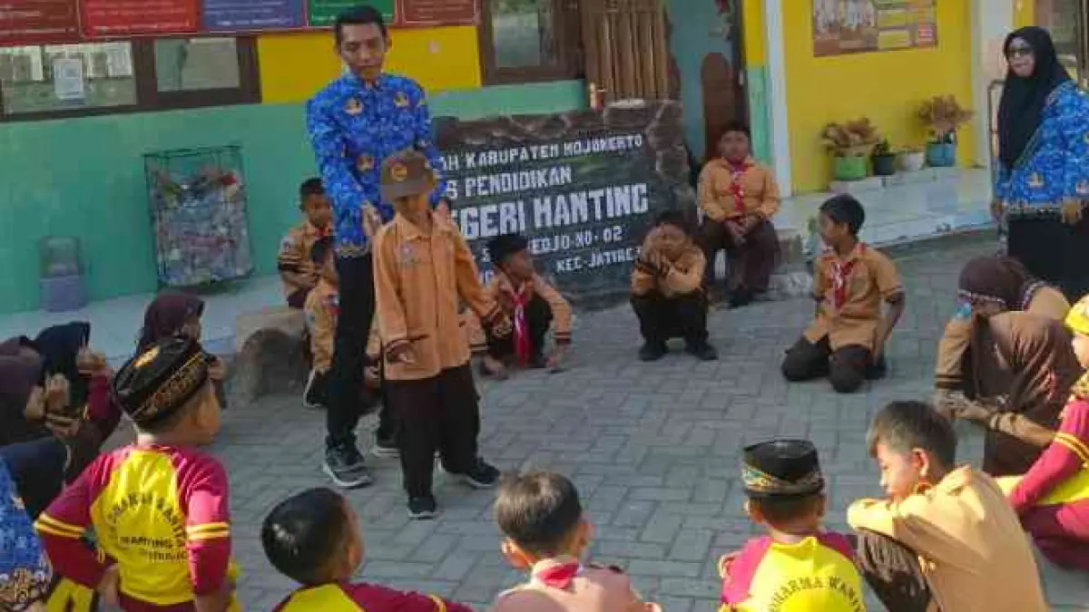 INTERAKTIF: Siswa baru SDN Manting melaksanakan permainan edukatif secara berkelompok dalam masa MPLS. (Rizal JPRM)