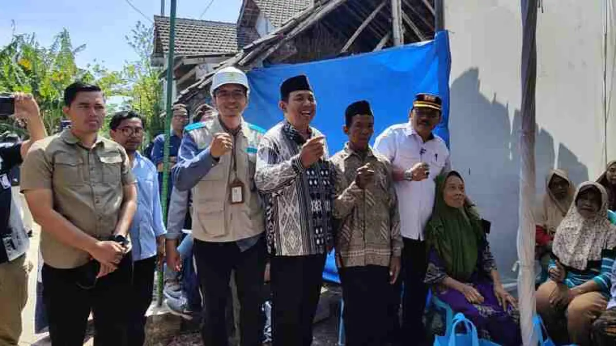  Manajer UP3 Mojokerto, Firman Raharja, kepada Mbah Sono penerima manfaat yang berasal dari Ds Sugihwaras, Kec. Bagor, Kab Nganjuk. Kegiatan ini turut dihadiri oleh Bupati Nganjuk, Dr. Drs. Marhaen Djumadi, A.Md., S.E., S.H., M.H., M.B.A., serta Kapolres Nganjuk, AKBP Suria Miftah Irawan, S.H., S.I.K., M.I.K.