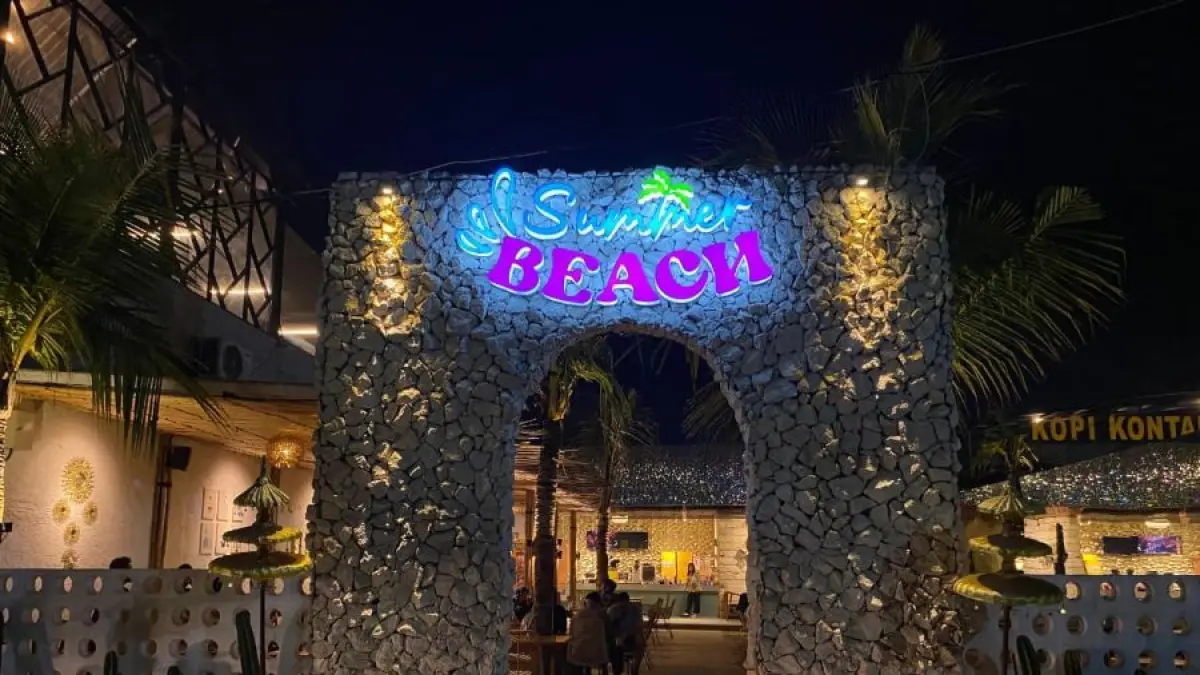 Kafe Summer Beach Hadirkan Vibes Pantai di Mojokerto.