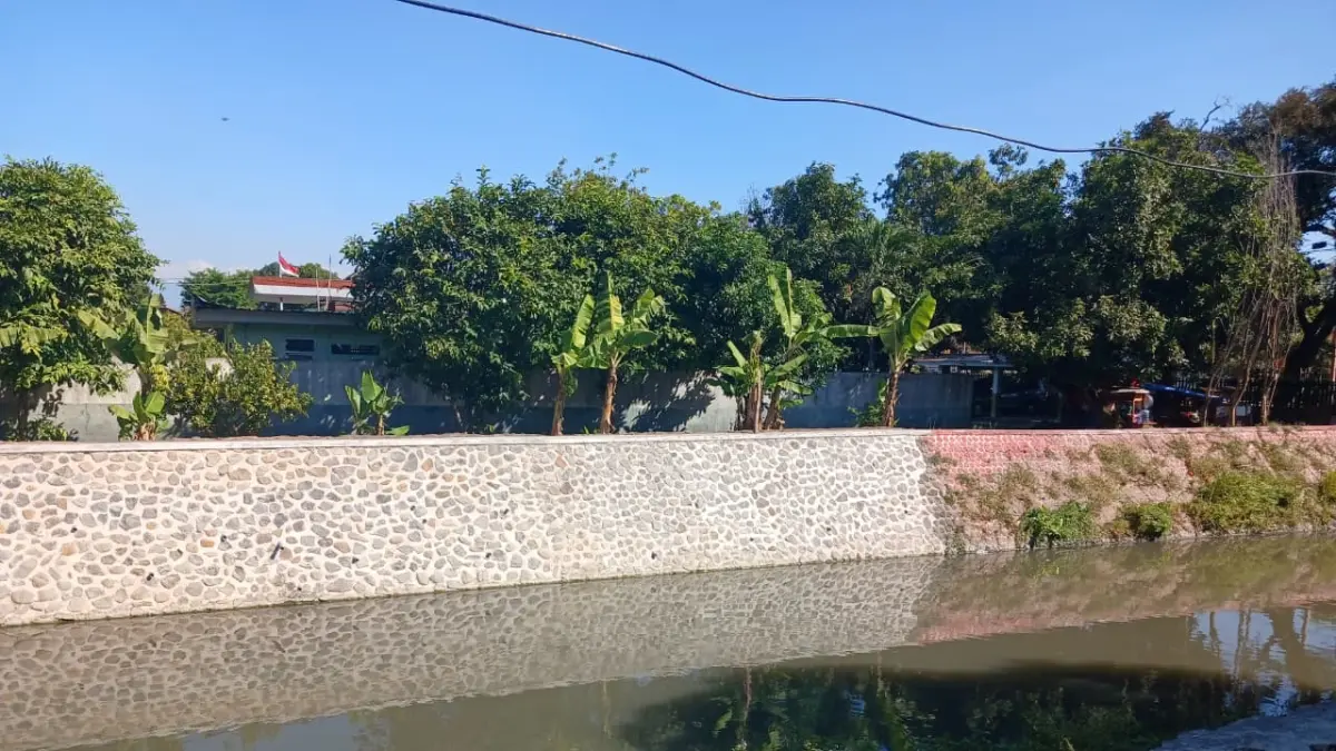 KOKOH: Bangunan tanggul Sungai Sadar di Jalan Tropodo, Kelurahan Miji, Kecamatan Kranggan, Kota Mojokerto yang sebelumnya ambrol selesai diperbaiki, Rabu (22/7). (Adi JPRM)