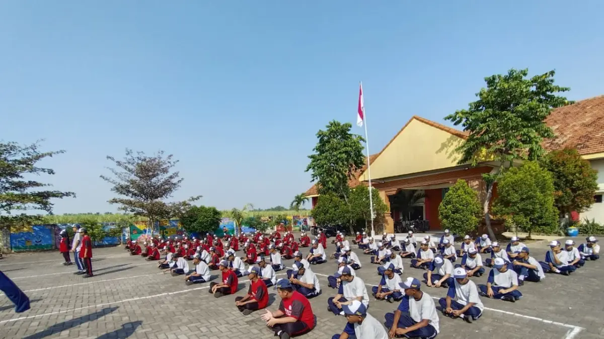 MENEMANI: Momen kebersamaan Kepala SMPN 2 Puri, guru, dan peserta didik baru dalam kegiatan MPLS usai mengikuti materi penguatan karakter dan motivasi belajar. 