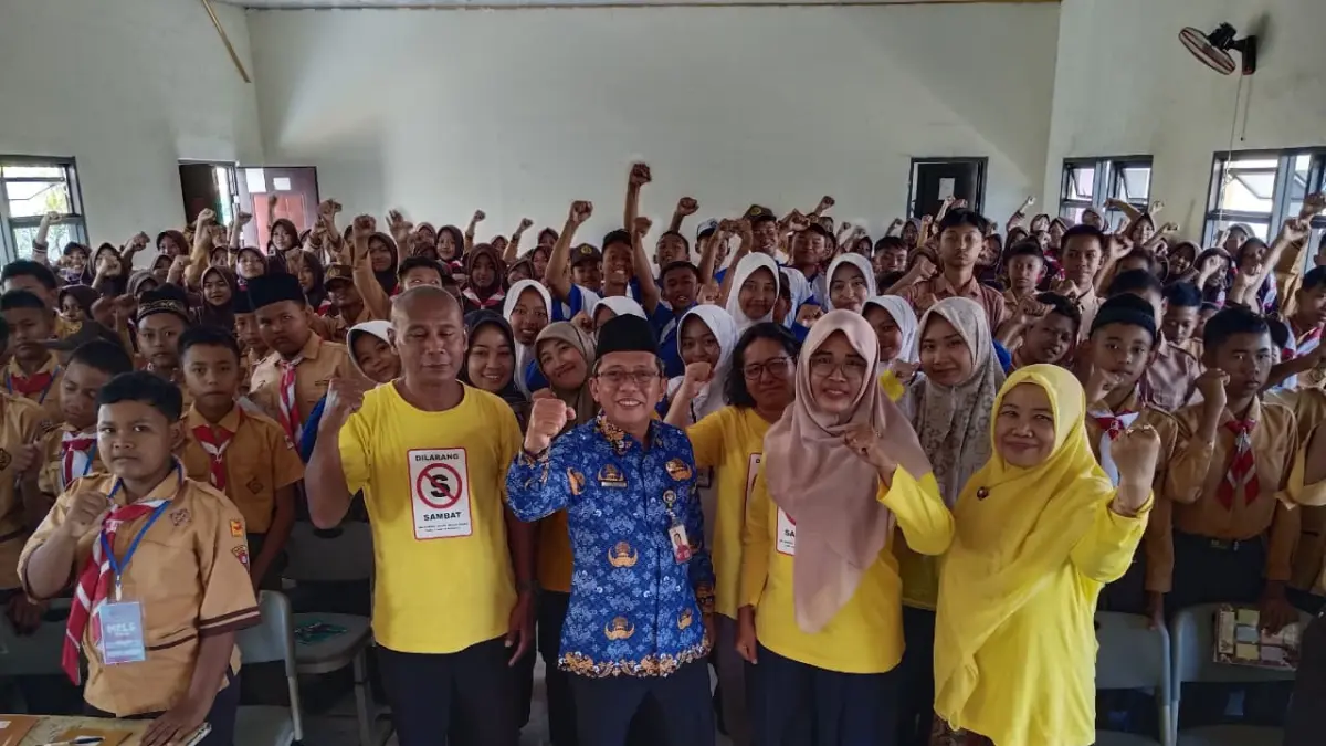 MENEMANI: Momen kebersamaan Kepala SMPN 2 Puri Nashruddin Hilmi, guru, dan peserta didik baru dalam kegiatan MPLS usai mengikuti materi penguatan karakter dan motivasi belajar. 