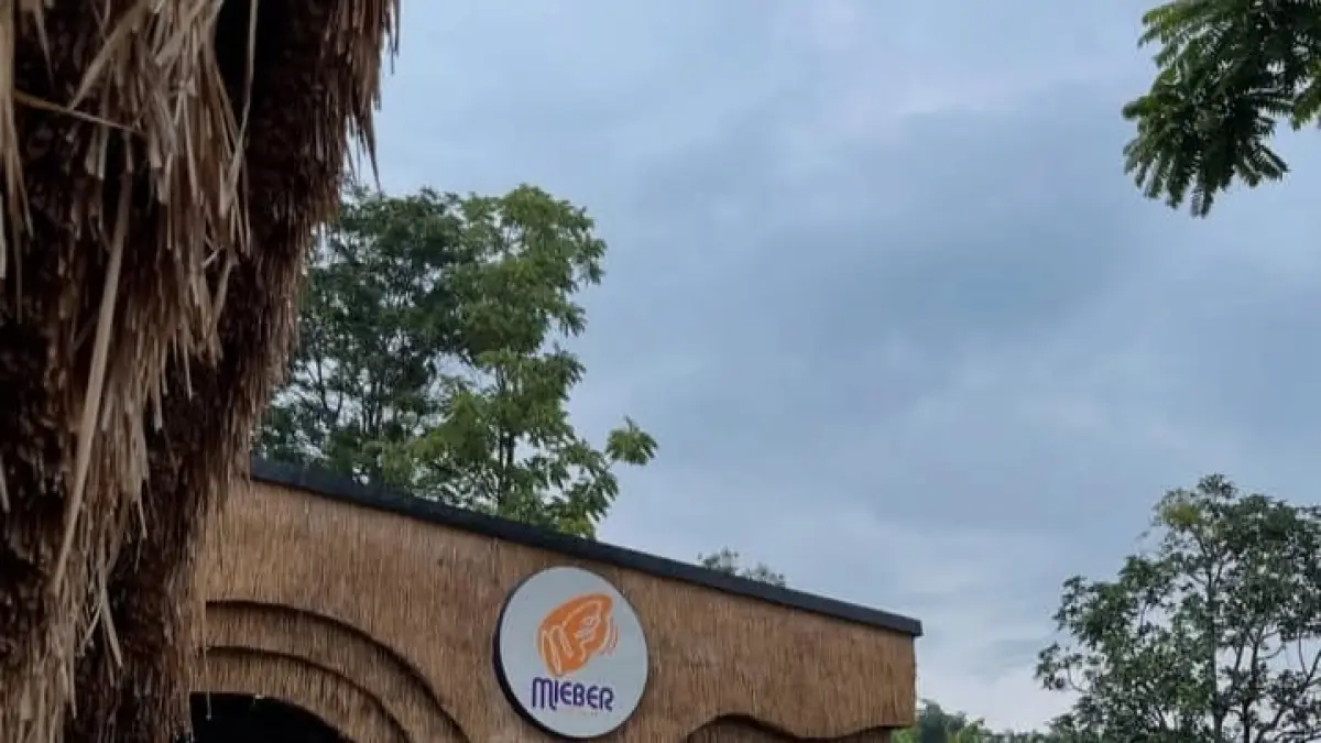 Nongkrong estetik ala Bali dengan pemandangan yang indah di Mieber Restaurant & Cafe Trawas, Mojokerto.