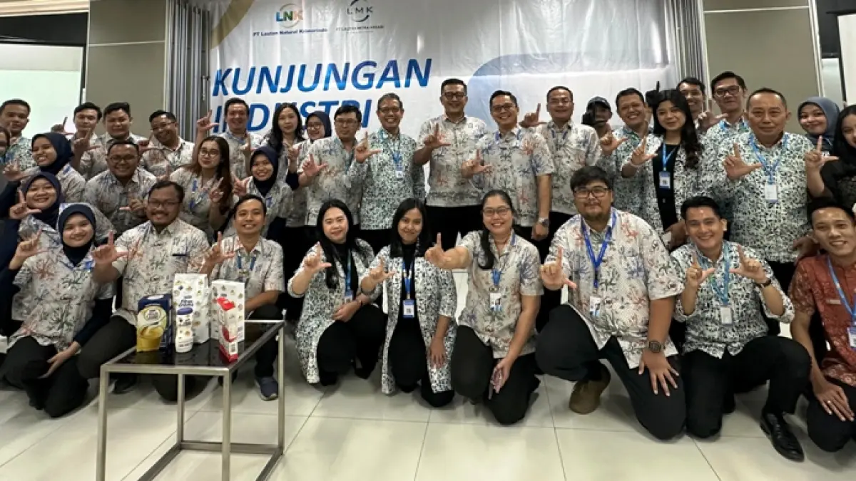 PERKUAT SOLIDITAS: Jajaran manajemen Sunrise Hotel Mojokerto bersama Manajemen PT Lautan Natural Krimerindo (PT LNK) memperkuat soliditas dan komitmen kebersamaan untuk tumbuh bersama di kantor PT LNK, Desa Pesanggrahan, Kecamatan Kutorejo, Kabupaten Mojokerto, Jumat (24/7). (Dodik JPRM)