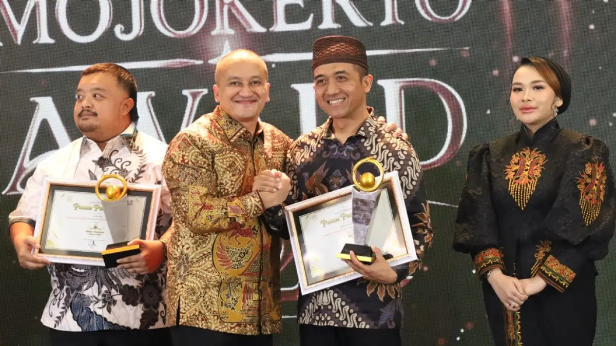 PEGIAT EKONOMI KREATIF: Wiwit Haryono menerima penghargaan Jawa Pos Radar Mojokerto Award 2026 yang diserahkan Danrem 082/CPYJ Kolonel Inf. Batara Alex Bulo dalam seremoni yang digelar di Ballroom Sunrise Hotel Mojokerto, Kota Mojokerto, pada Selasa (7/7) lalu. (Anggi JPRM)