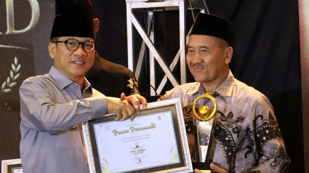 BUAH KOMITMEN: Kepala Desa Klinterejo Zainal Abidin menerima penghargaan Jawa Pos Radar Mojokerto Award 2026 di Ballroom Sunrise Hotel Mojokerto, 7 Juli.
