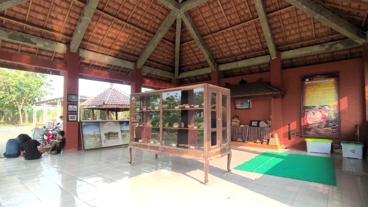 EDUKATIF: Deretan artetak kuno hasil ekskavasi kompleks Situs Bhre Kahuripan dipajang di Museum Kaputren, Desa Klinterejo, Kecamatan Sooko.