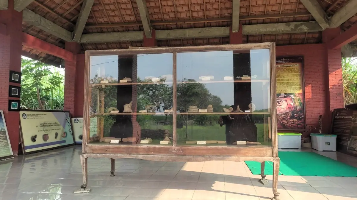 EDUKATIF: Deretan artetak kuno hasil ekskavasi kompleks Situs Bhre Kahuripan dipajang di Museum Kaputren, Desa Klinterejo, Kecamatan Sooko.
