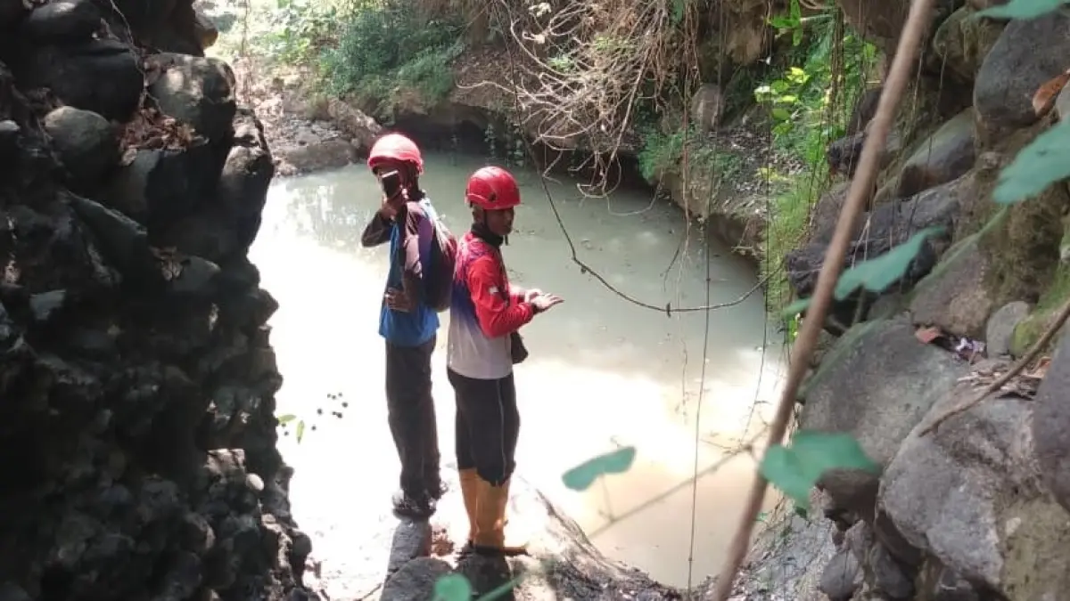HARI KETIGA: Sukarelawan mencari nenek hilang, Suwarni, 85, dengan menyusuri aliran sungai di kawasan Jatirejo, Kabupaten Mojokerto, kemarin (25/7). (dok TSA for JPRM)