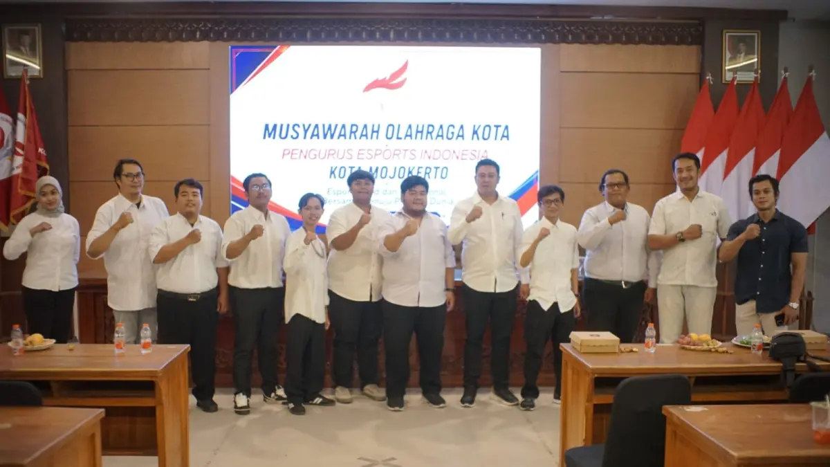 Jajaran anggota ESI Kota Mojokerto usai Muskot yang digelar di Aula Dikbud Kota Mojokerto, Sabtu (25/7). (Arief Hikmawan/JPRM)