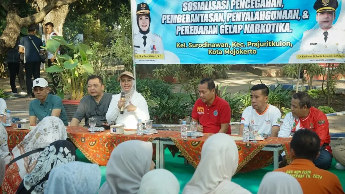 LANGKAH MITIGASI: Wali Kota Mojokerto Ika Puspitasari memberi sosialisasi terkait ancaman peredaran narkoba di Taman Suromulang, Kelurahan Surodinawan, Kecamatan Prajurit Kulon, Jumat (24/7). (dok Pemkot Mojokerto for JPRM)