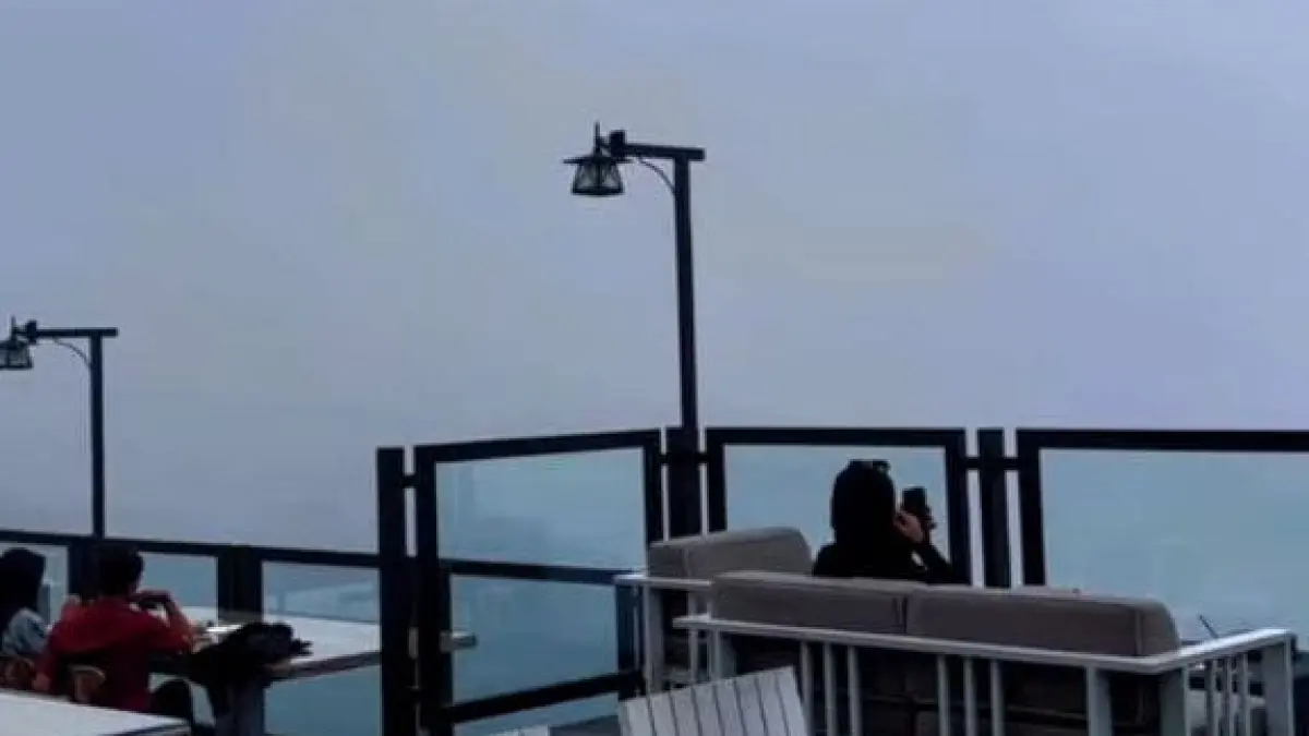 Menikmati sensasi ngopi dengan pemandangan kabut yang membuat suasa terasa di atas awan di Aurora Cafe & Resto.