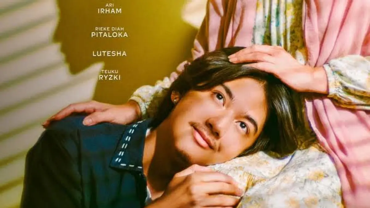 Poster film Seni Merayu Tuhan menampilkan tokoh Hikmah yang diperankan Ari Irham bersama sosok ibunya. Film adaptasi buku karya Habib Husein Ja
